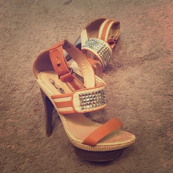 Tan heels - Picture 1 of 4
